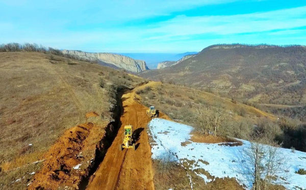 dovlet-bascisi-zefer-yolu-uzerindeki-korpunun-insasi-ile-tanis-olub